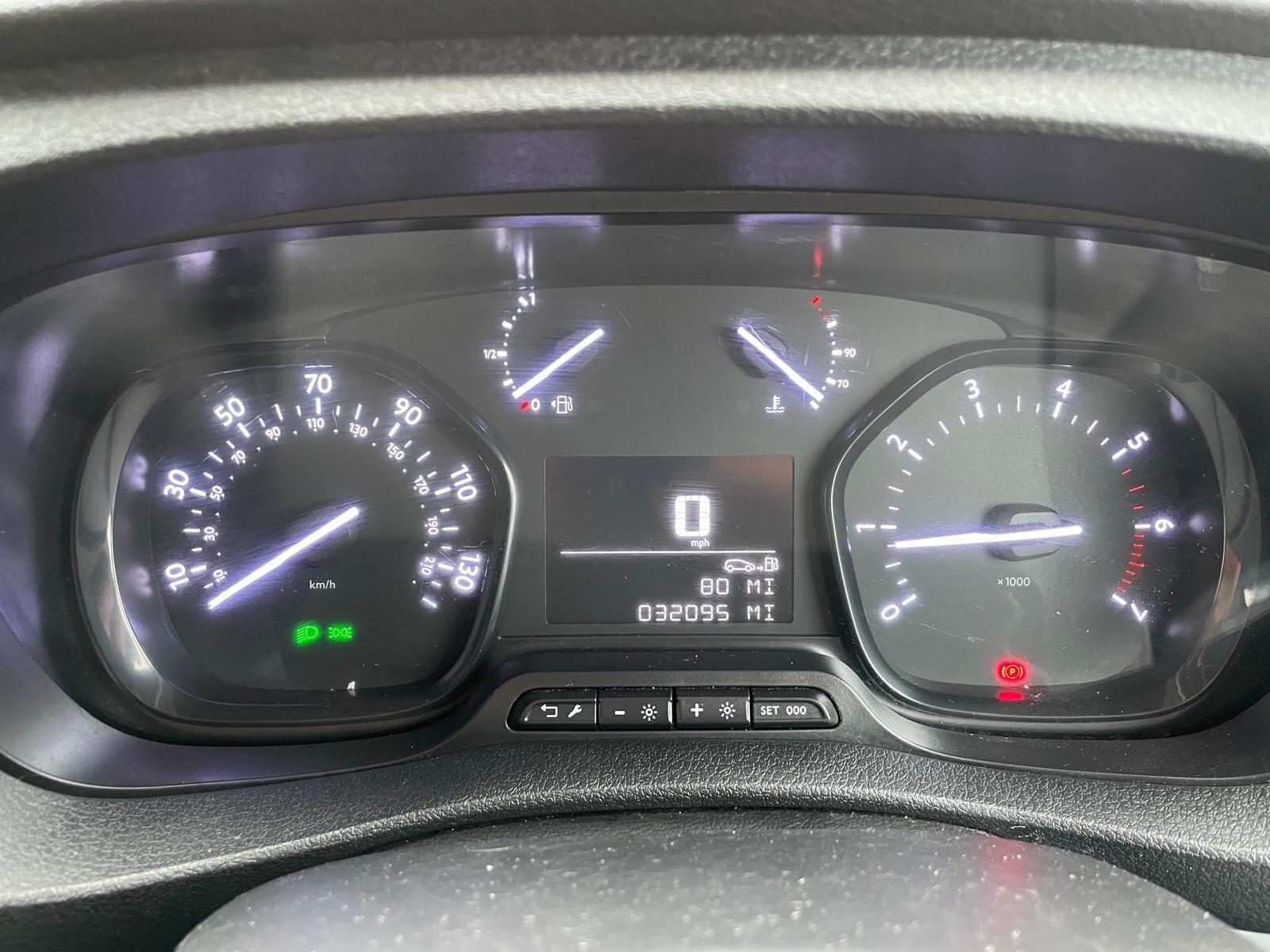 Vauxhall Vivaro - image 14